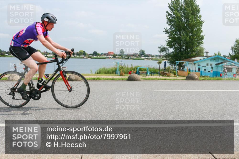 21.06.2025 - 27. Vierlanden-Triathlon H.Heesch http://msf.ph/oto/7997961 15.06.2025 12:28:39 Radfahren 734 meine-sportfotos.de
