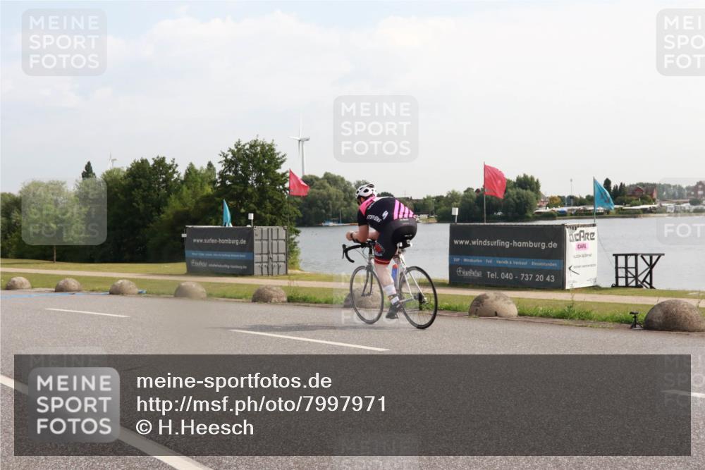 15.06.2025 - 27. Vierlanden-Triathlon H.Heesch http://msf.ph/oto/7997971 15.06.2025 09:44:04 Radfahren 241 meine-sportfotos.de
