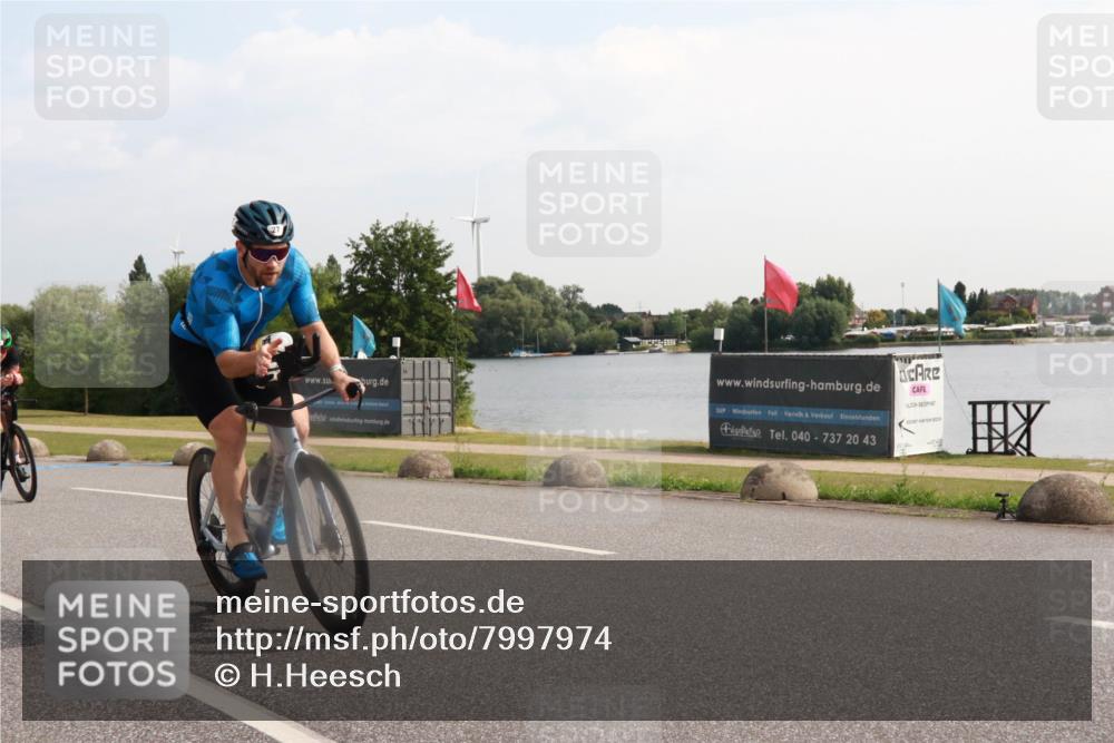 15.06.2025 - 27. Vierlanden-Triathlon H.Heesch http://msf.ph/oto/7997974 15.06.2025 09:44:10 Radfahren 27, 39, 54, 216, 241 meine-sportfotos.de