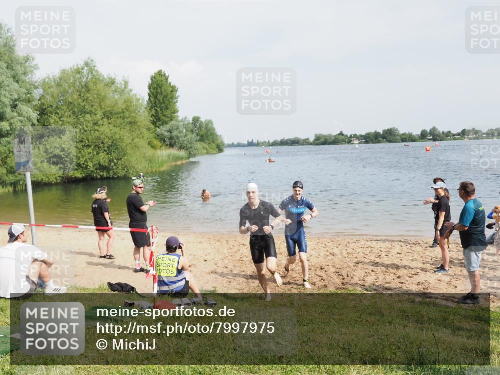21.06.2025 - 27. Vierlanden-Triathlon MichiJ http://msf.ph/oto/7997975 15.06.2026 09:59:57 Schwimmen 351, 358 meine-sportfotos.de