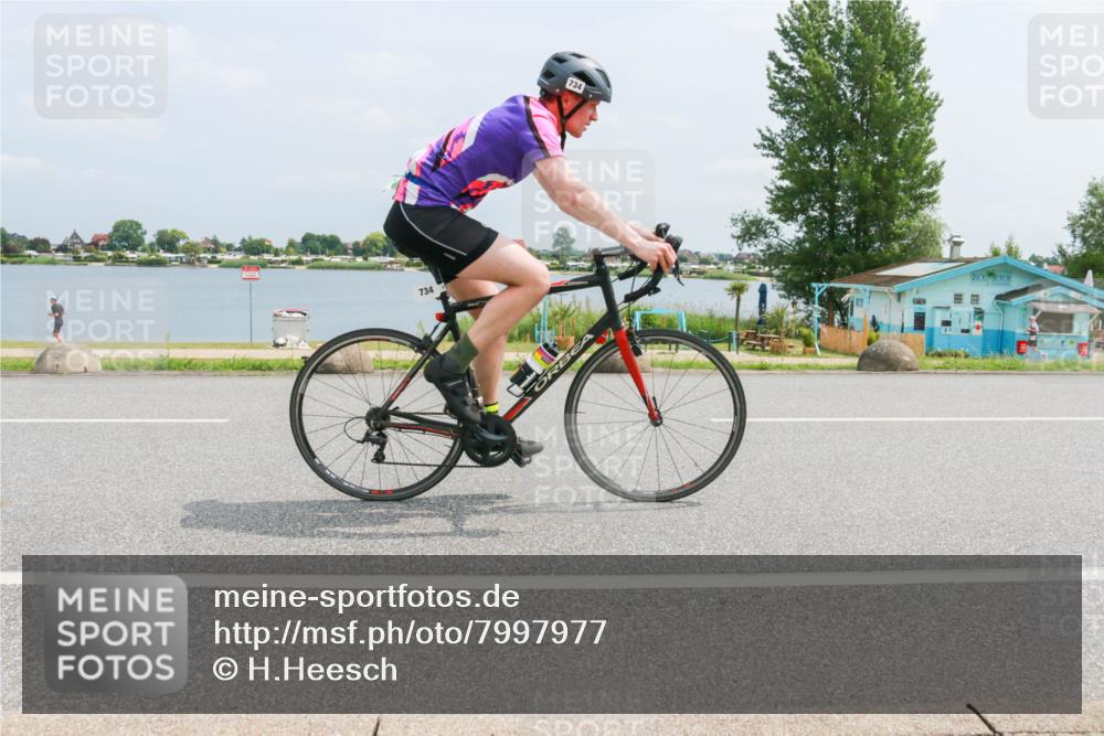 21.06.2025 - 27. Vierlanden-Triathlon H.Heesch http://msf.ph/oto/7997977 15.06.2025 12:28:39 Radfahren 734 meine-sportfotos.de
