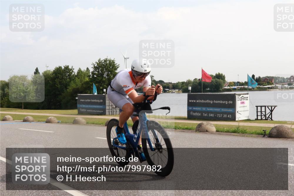 15.06.2025 - 27. Vierlanden-Triathlon H.Heesch http://msf.ph/oto/7997982 15.06.2025 09:44:12 Radfahren 27, 39, 54, 216, 241 meine-sportfotos.de
