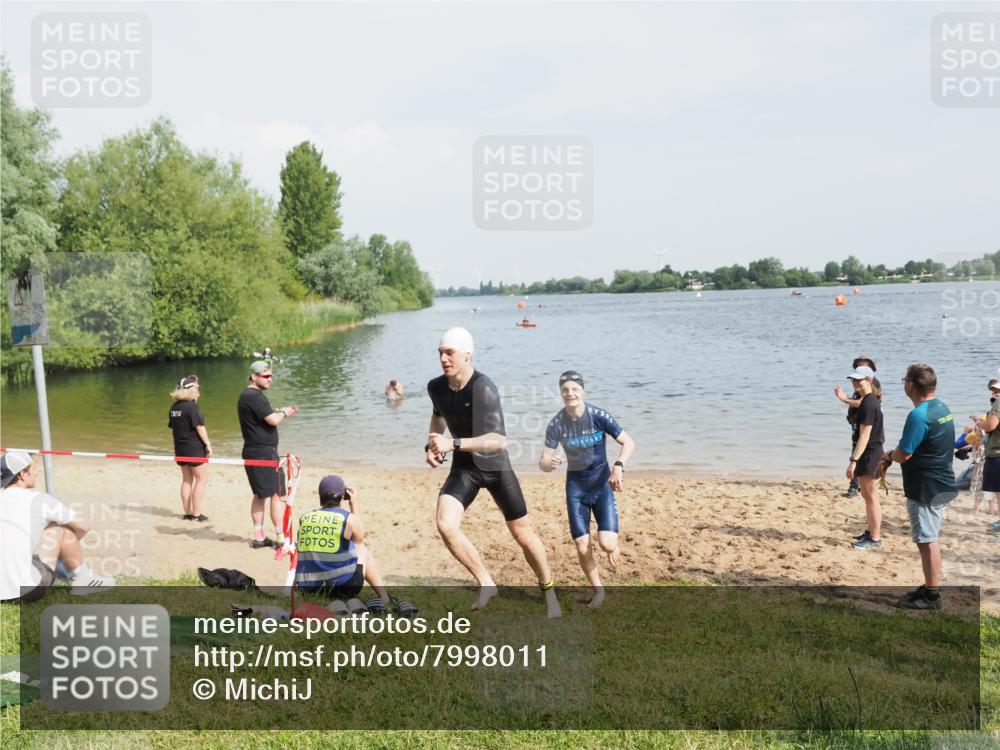 21.06.2025 - 27. Vierlanden-Triathlon MichiJ http://msf.ph/oto/7998011 15.06.2026 09:59:57 Schwimmen 351, 358 meine-sportfotos.de