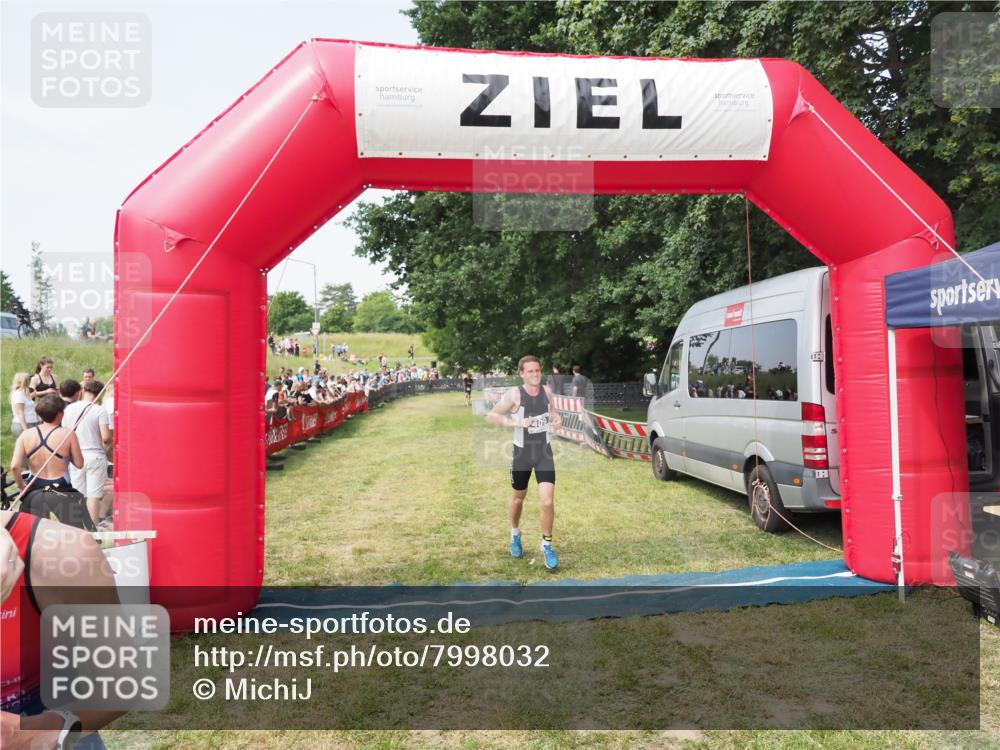 21.06.2025 - 27. Vierlanden-Triathlon MichiJ http://msf.ph/oto/7998032 15.06.2026 11:21:08 Ziel 409, 441 meine-sportfotos.de