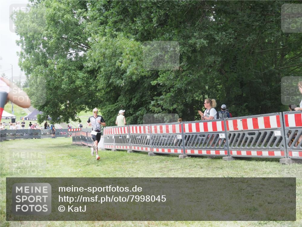 21.06.2025 - 27. Vierlanden-Triathlon KatJ http://msf.ph/oto/7998045 15.06.2025 12:52:33 Ziel 735 meine-sportfotos.de