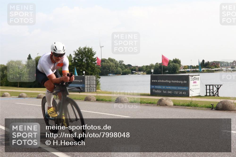 15.06.2025 - 27. Vierlanden-Triathlon H.Heesch http://msf.ph/oto/7998048 15.06.2025 09:44:55 Radfahren 8, 16, 171 meine-sportfotos.de