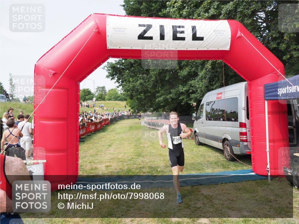 21.06.2025 - 27. Vierlanden-Triathlon MichiJ http://msf.ph/oto/7998068 15.06.2026 11:21:09 Ziel 409, 441 meine-sportfotos.de