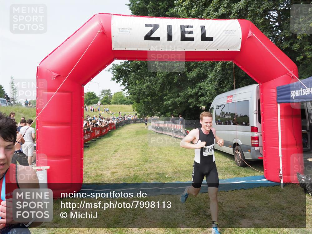 21.06.2025 - 27. Vierlanden-Triathlon MichiJ http://msf.ph/oto/7998113 15.06.2026 11:21:09 Ziel 409, 441 meine-sportfotos.de
