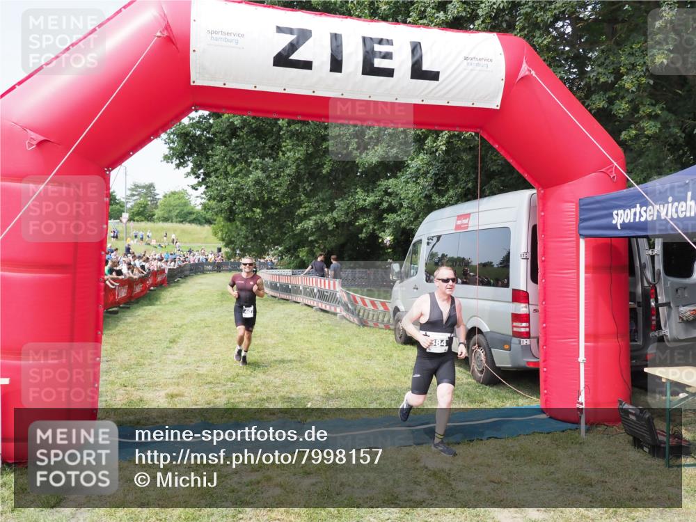 21.06.2025 - 27. Vierlanden-Triathlon MichiJ http://msf.ph/oto/7998157 15.06.2026 11:21:46 Ziel 384, 407 meine-sportfotos.de