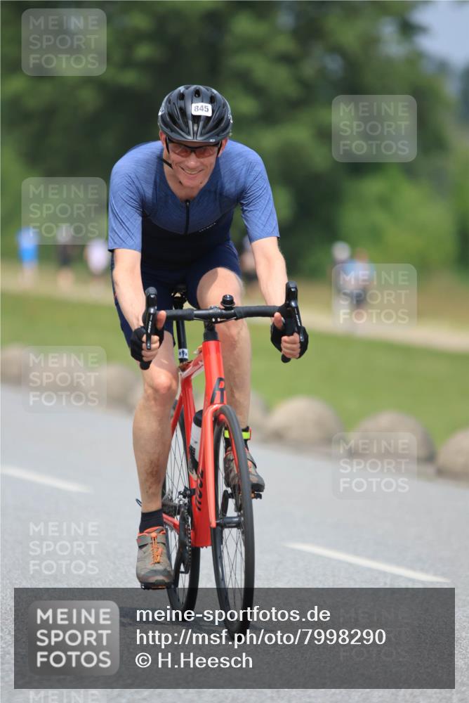 21.06.2025 - 27. Vierlanden-Triathlon H.Heesch http://msf.ph/oto/7998290 15.06.2025 12:28:06 Radfahren 845, 857, 892 meine-sportfotos.de