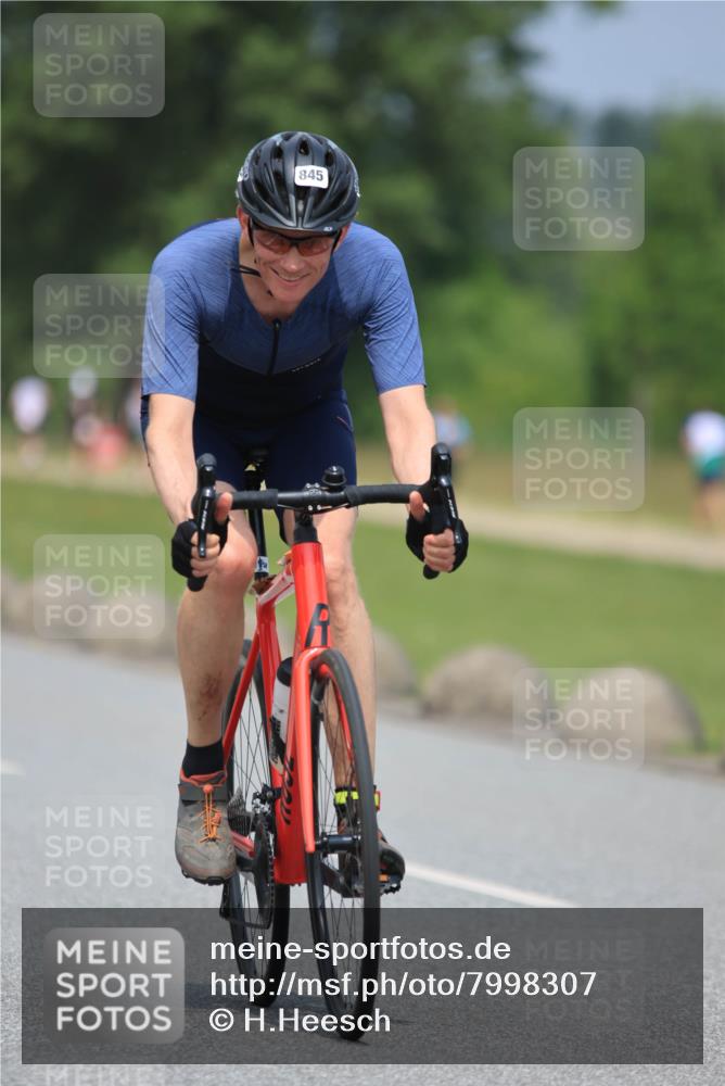 21.06.2025 - 27. Vierlanden-Triathlon H.Heesch http://msf.ph/oto/7998307 15.06.2025 12:28:07 Radfahren 845, 857, 892 meine-sportfotos.de