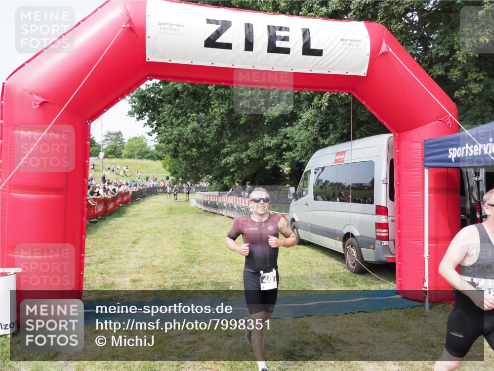 21.06.2025 - 27. Vierlanden-Triathlon MichiJ http://msf.ph/oto/7998351 15.06.2026 11:21:48 Ziel 384, 407 meine-sportfotos.de