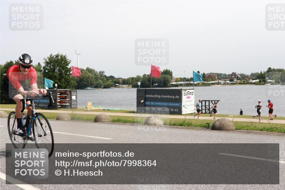 21.06.2025 - 27. Vierlanden-Triathlon H.Heesch http://msf.ph/oto/7998364 15.06.2025 11:36:16 Radfahren 651, 702, 764 meine-sportfotos.de