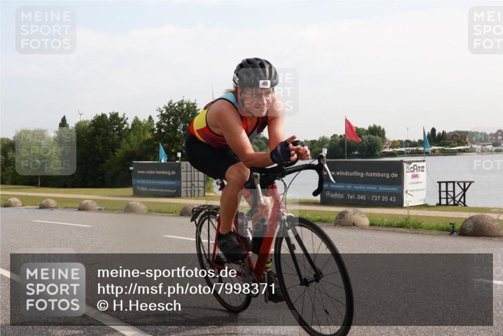 15.06.2025 - 27. Vierlanden-Triathlon H.Heesch http://msf.ph/oto/7998371 15.06.2025 09:48:44 Radfahren 49, 73, 159, 247 meine-sportfotos.de