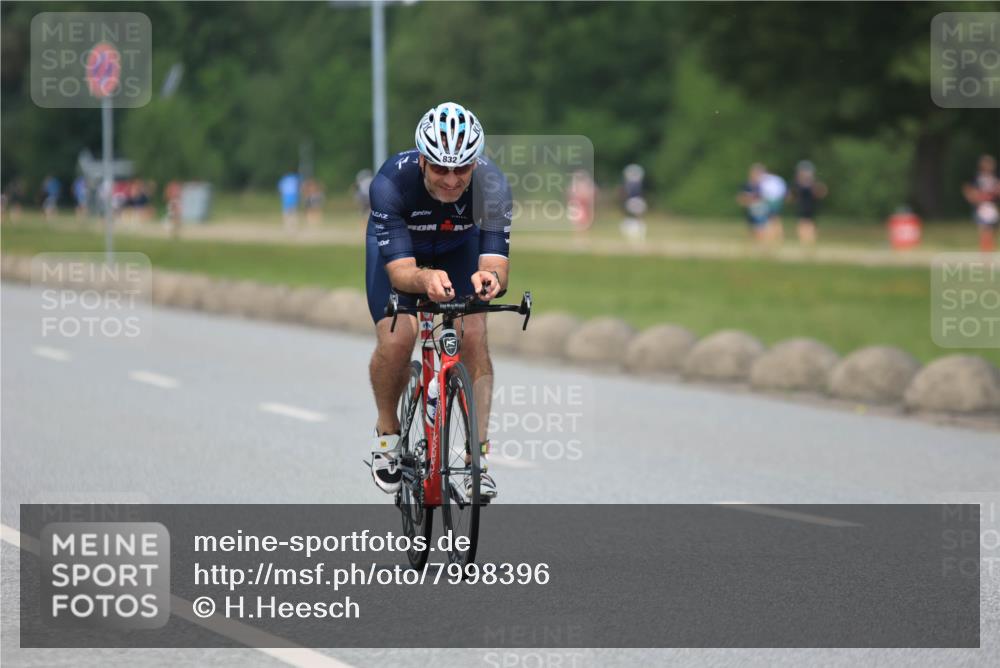 21.06.2025 - 27. Vierlanden-Triathlon H.Heesch http://msf.ph/oto/7998396 15.06.2025 12:28:28 Radfahren 734, 832 meine-sportfotos.de