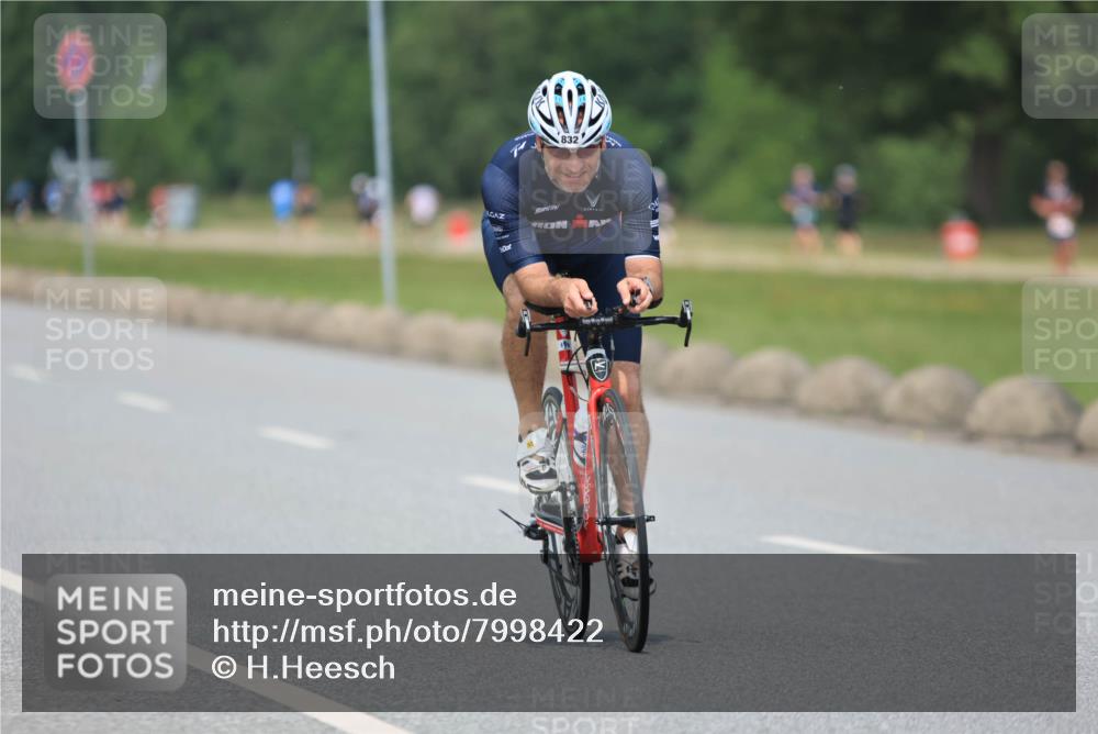 21.06.2025 - 27. Vierlanden-Triathlon H.Heesch http://msf.ph/oto/7998422 15.06.2025 12:28:28 Radfahren 734, 832 meine-sportfotos.de
