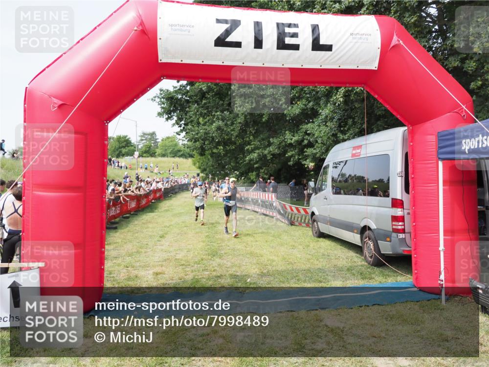 21.06.2025 - 27. Vierlanden-Triathlon MichiJ http://msf.ph/oto/7998489 15.06.2026 11:21:56 Ziel 315, 396, 406 meine-sportfotos.de