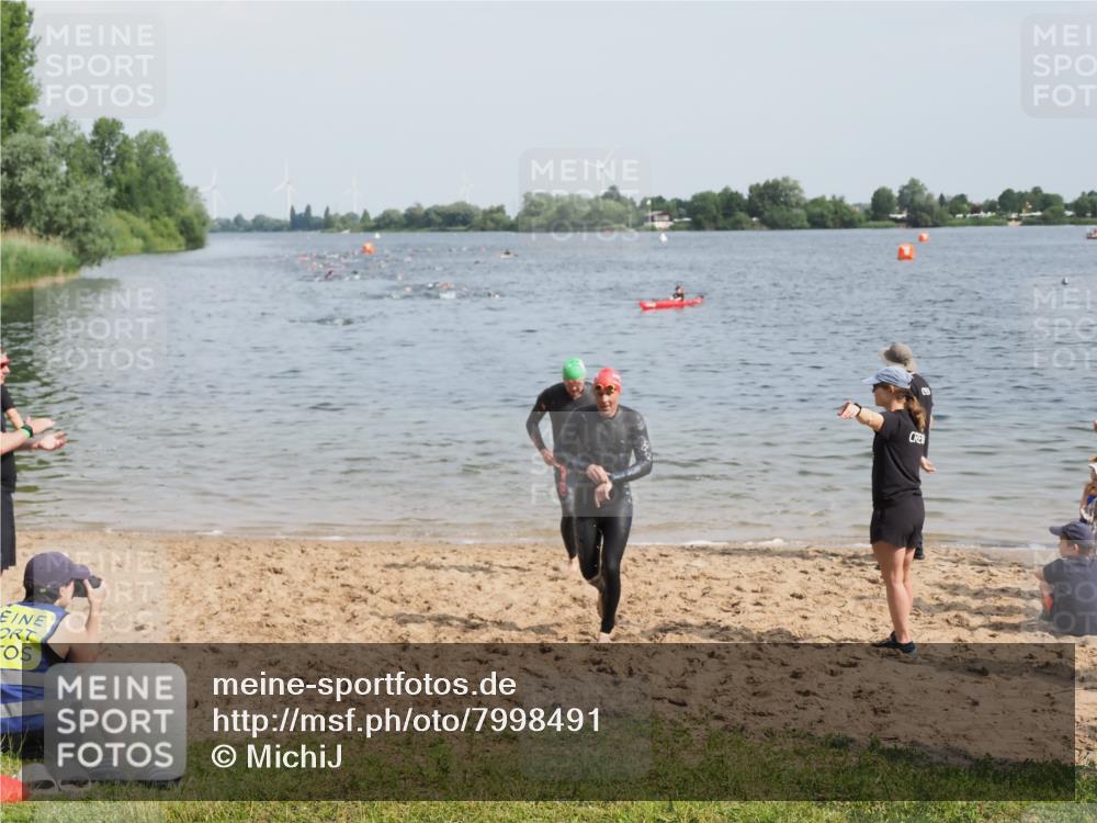 21.06.2025 - 27. Vierlanden-Triathlon MichiJ http://msf.ph/oto/7998491 15.06.2026 10:02:39 Schwimmen 397, 405 meine-sportfotos.de