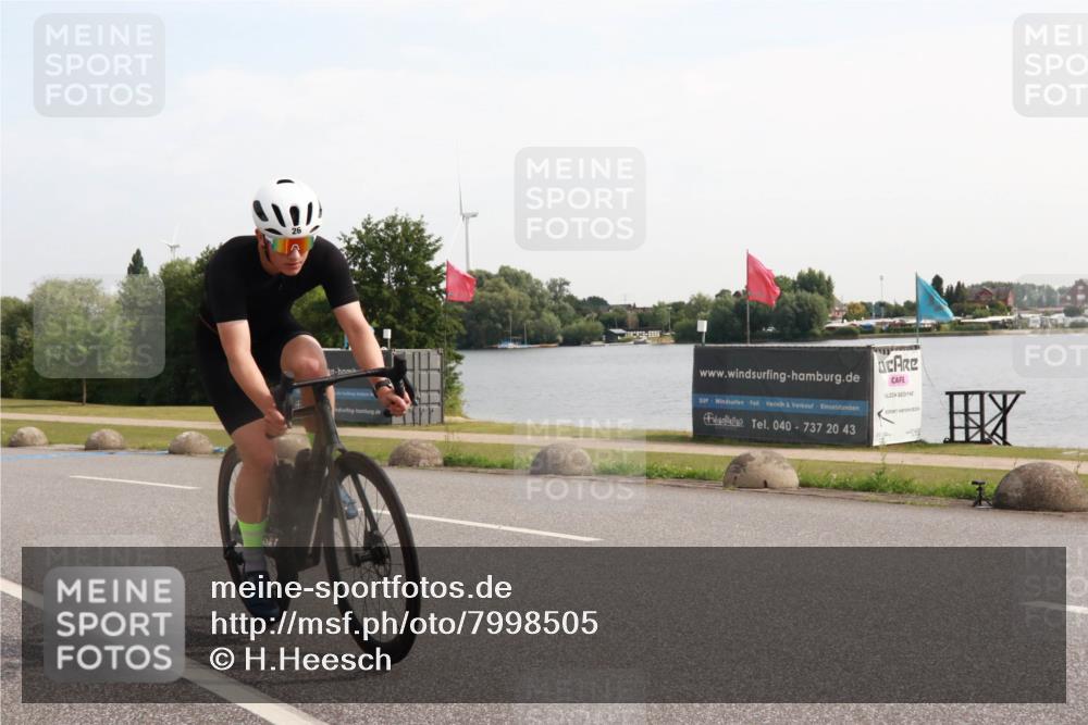 15.06.2025 - 27. Vierlanden-Triathlon H.Heesch http://msf.ph/oto/7998505 15.06.2025 09:50:53 Radfahren 15, 26, 208 meine-sportfotos.de