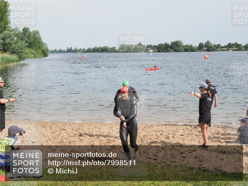 21.06.2025 - 27. Vierlanden-Triathlon MichiJ http://msf.ph/oto/7998511 15.06.2026 10:02:40 Schwimmen 397, 405 meine-sportfotos.de