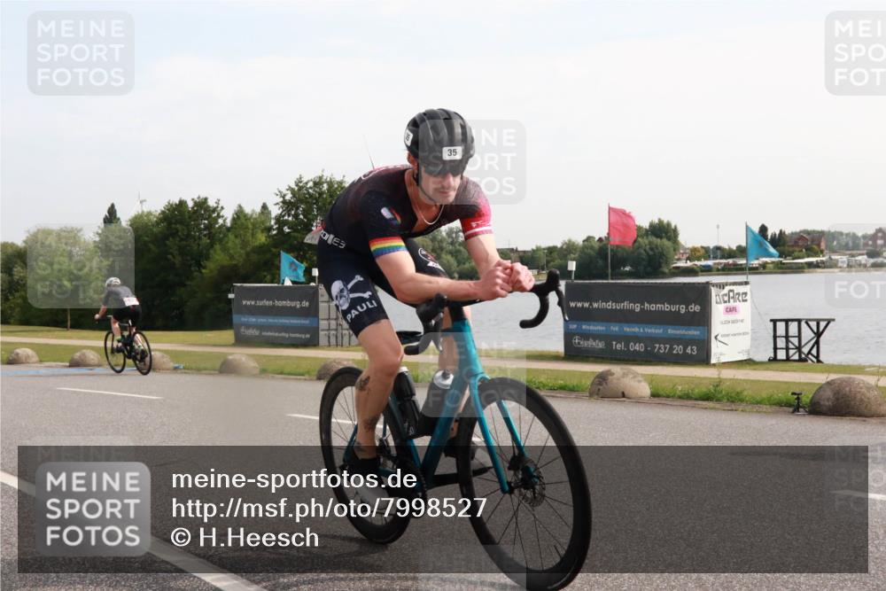 15.06.2025 - 27. Vierlanden-Triathlon H.Heesch http://msf.ph/oto/7998527 15.06.2025 09:50:57 Radfahren 15, 20, 26, 35, 210 meine-sportfotos.de