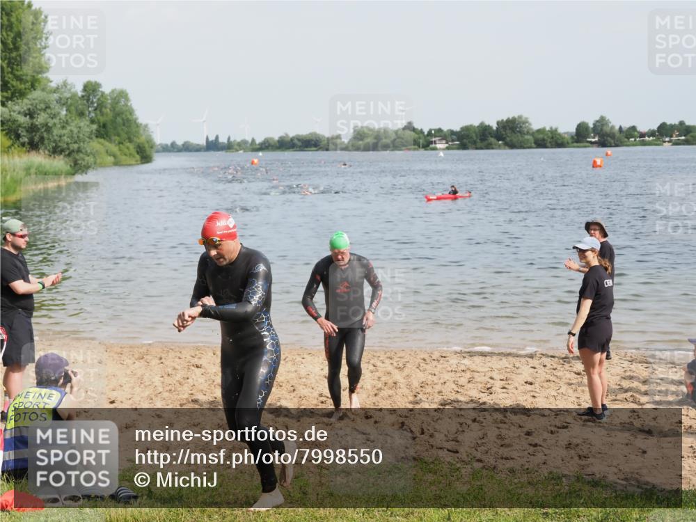 21.06.2025 - 27. Vierlanden-Triathlon MichiJ http://msf.ph/oto/7998550 15.06.2026 10:02:41 Schwimmen 397, 405 meine-sportfotos.de