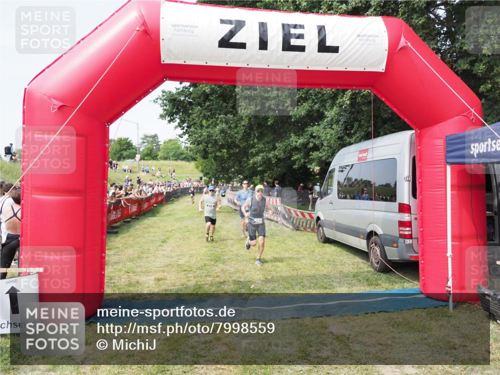 21.06.2025 - 27. Vierlanden-Triathlon MichiJ http://msf.ph/oto/7998559 15.06.2026 11:21:57 Ziel 315, 396, 406 meine-sportfotos.de