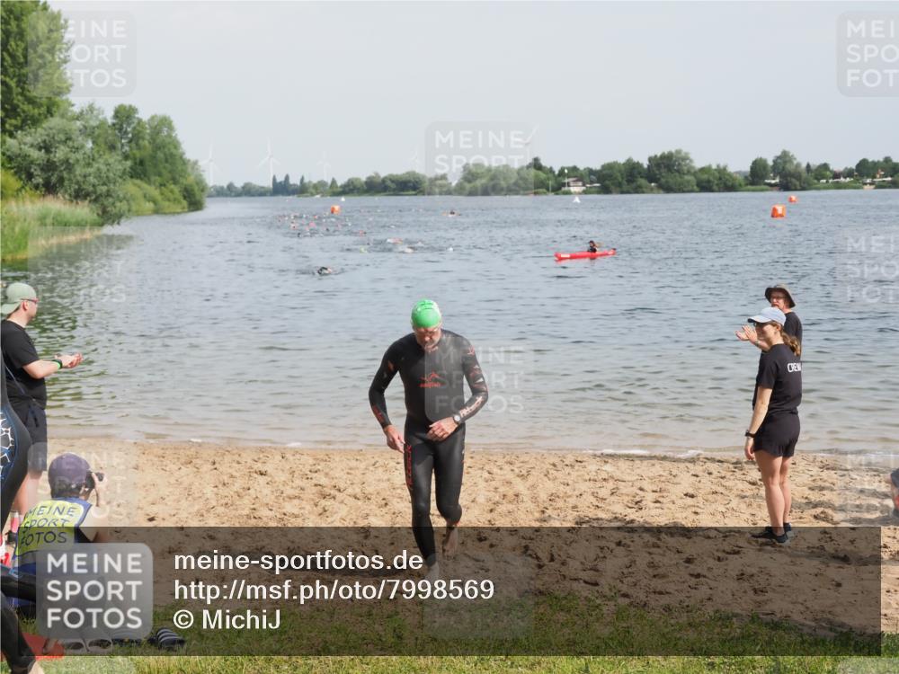 21.06.2025 - 27. Vierlanden-Triathlon MichiJ http://msf.ph/oto/7998569 15.06.2026 10:02:42 Schwimmen 397, 405 meine-sportfotos.de