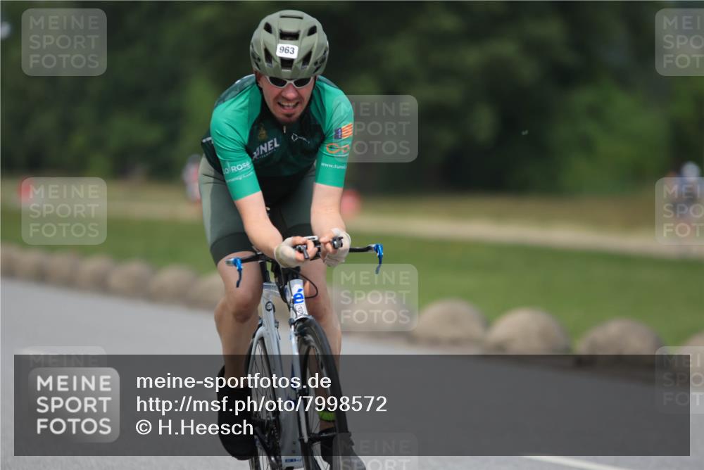 21.06.2025 - 27. Vierlanden-Triathlon H.Heesch http://msf.ph/oto/7998572 15.06.2025 12:29:08 Radfahren 963 meine-sportfotos.de