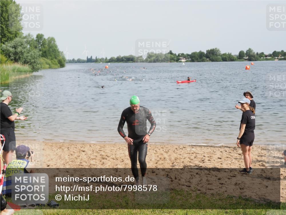 21.06.2025 - 27. Vierlanden-Triathlon MichiJ http://msf.ph/oto/7998578 15.06.2026 10:02:42 Schwimmen 397, 405 meine-sportfotos.de