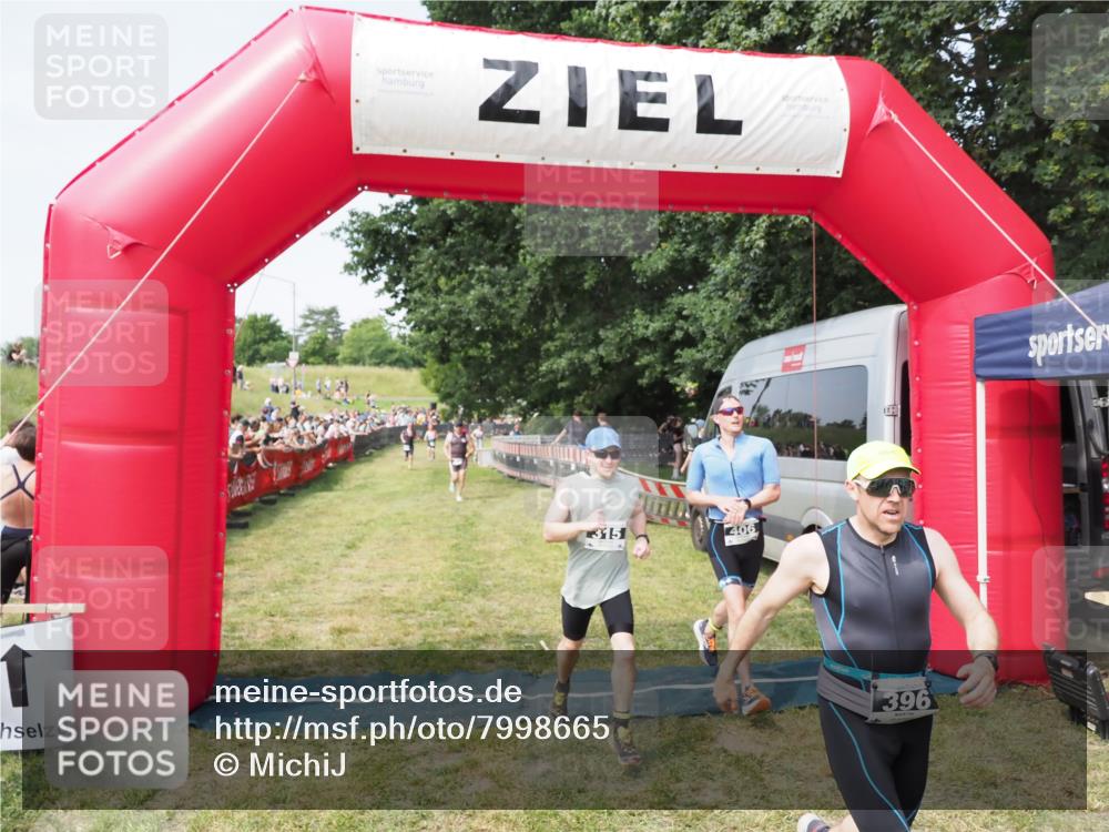 21.06.2025 - 27. Vierlanden-Triathlon MichiJ http://msf.ph/oto/7998665 15.06.2026 11:21:59 Ziel 315, 396, 406, 410 meine-sportfotos.de