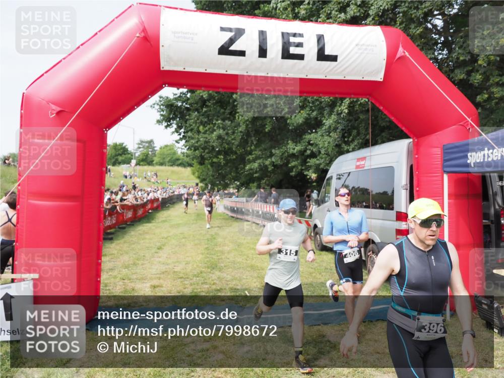 21.06.2025 - 27. Vierlanden-Triathlon MichiJ http://msf.ph/oto/7998672 15.06.2026 11:21:59 Ziel 315, 396, 406, 410 meine-sportfotos.de