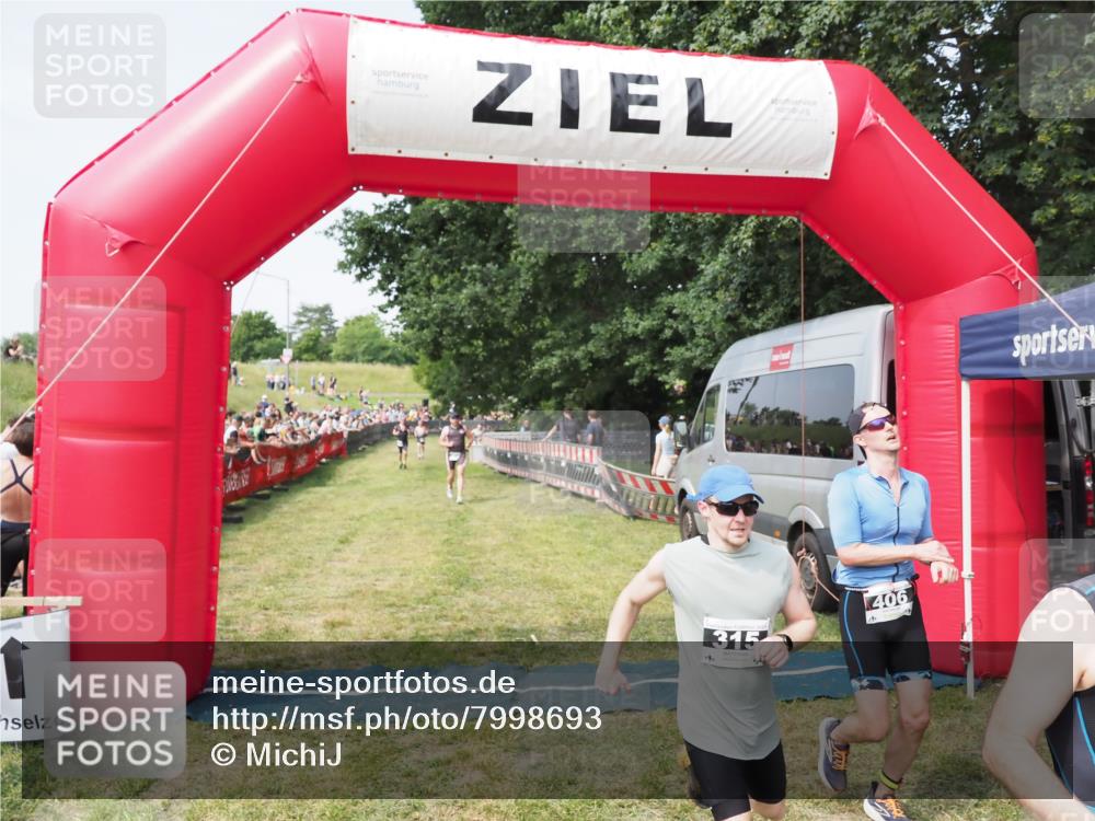 21.06.2025 - 27. Vierlanden-Triathlon MichiJ http://msf.ph/oto/7998693 15.06.2026 11:22:00 Ziel 315, 396, 406, 410 meine-sportfotos.de