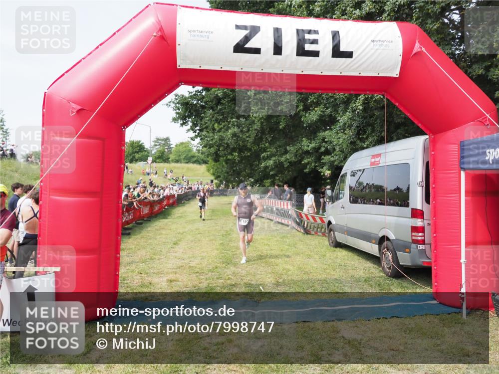 21.06.2025 - 27. Vierlanden-Triathlon MichiJ http://msf.ph/oto/7998747 15.06.2026 11:22:02 Ziel 315, 396, 406, 410 meine-sportfotos.de