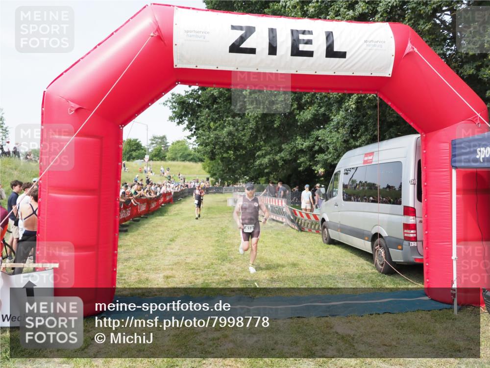 21.06.2025 - 27. Vierlanden-Triathlon MichiJ http://msf.ph/oto/7998778 15.06.2026 11:22:03 Ziel 315, 396, 406, 410 meine-sportfotos.de