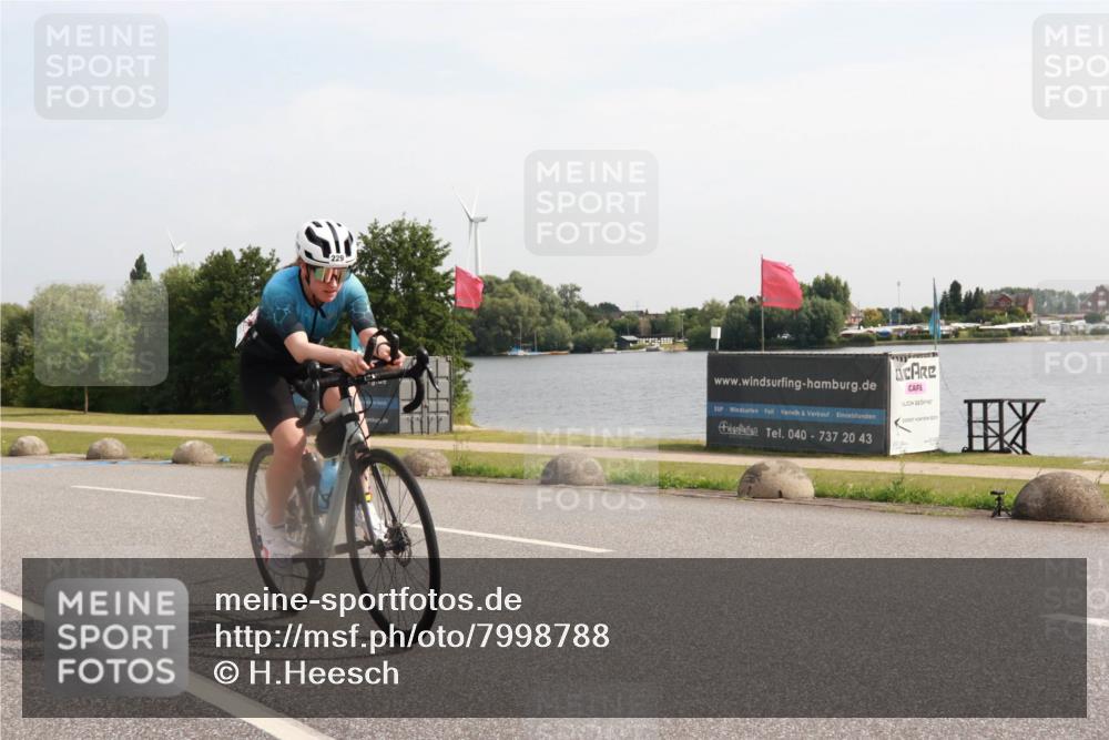 15.06.2025 - 27. Vierlanden-Triathlon H.Heesch http://msf.ph/oto/7998788 15.06.2025 09:55:57 Radfahren 198, 229 meine-sportfotos.de