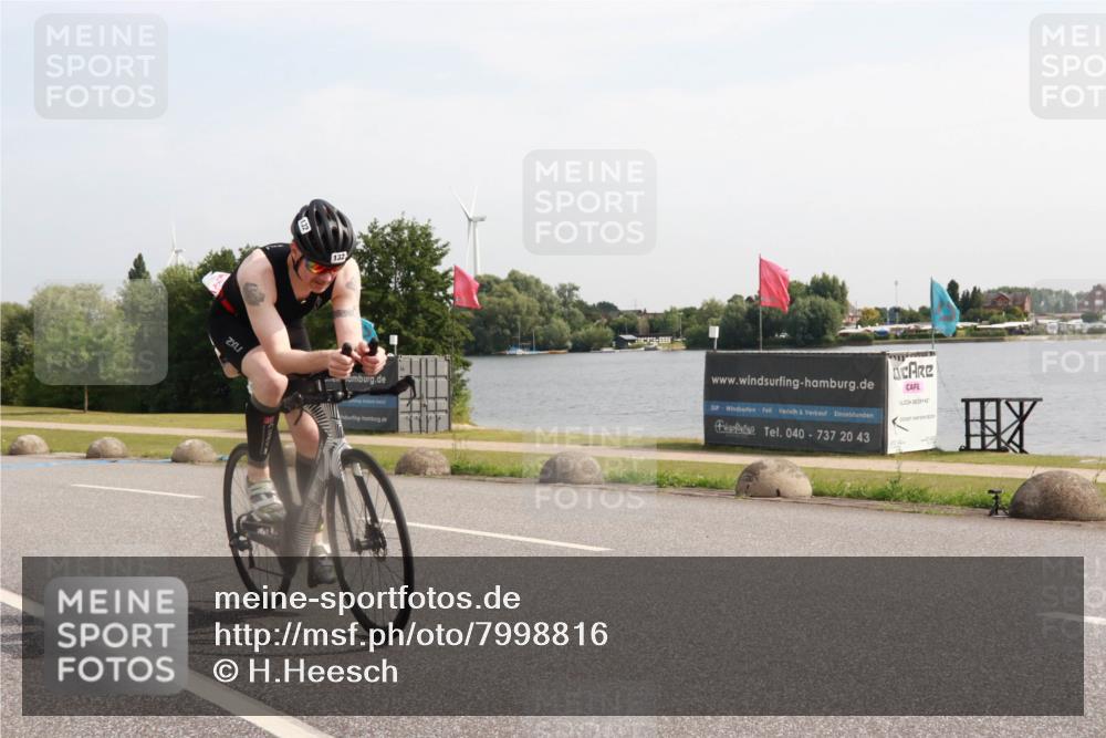 15.06.2025 - 27. Vierlanden-Triathlon H.Heesch http://msf.ph/oto/7998816 15.06.2025 09:56:23 Radfahren 45, 77, 111, 132 meine-sportfotos.de