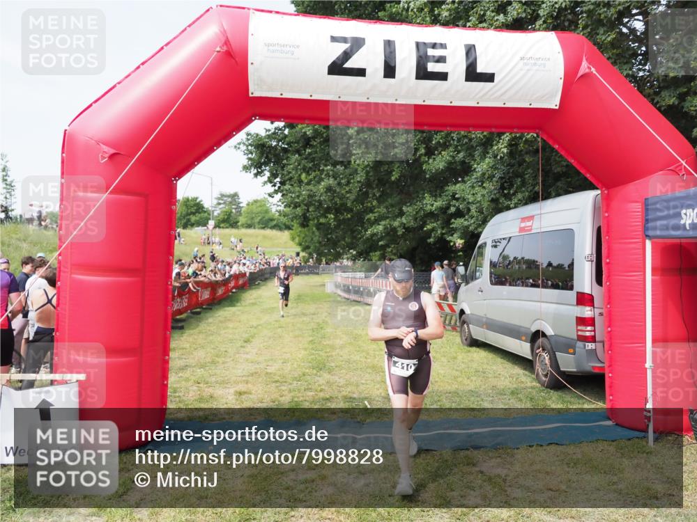 21.06.2025 - 27. Vierlanden-Triathlon MichiJ http://msf.ph/oto/7998828 15.06.2026 11:22:03 Ziel 315, 396, 406, 410 meine-sportfotos.de