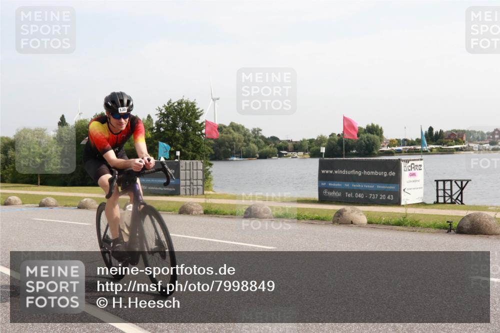 15.06.2025 - 27. Vierlanden-Triathlon H.Heesch http://msf.ph/oto/7998849 15.06.2025 09:57:23 Radfahren 130, 145 meine-sportfotos.de