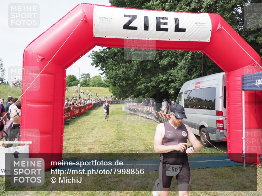 21.06.2025 - 27. Vierlanden-Triathlon MichiJ http://msf.ph/oto/7998856 15.06.2026 11:22:04 Ziel 315, 396, 406, 410, 439 meine-sportfotos.de