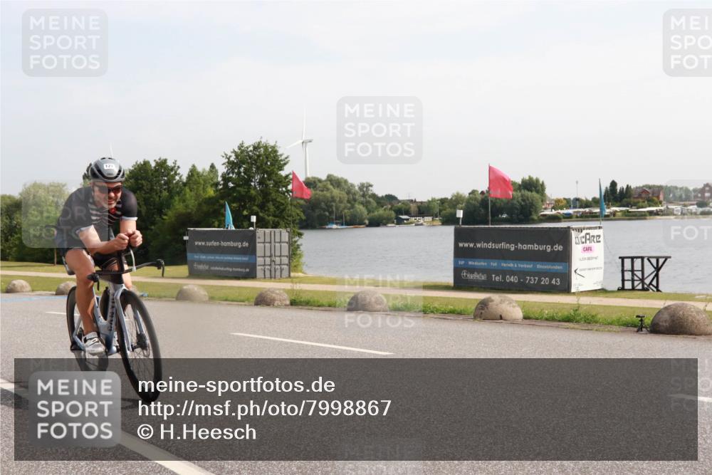 15.06.2025 - 27. Vierlanden-Triathlon H.Heesch http://msf.ph/oto/7998867 15.06.2025 09:57:58 Radfahren 121, 129 meine-sportfotos.de