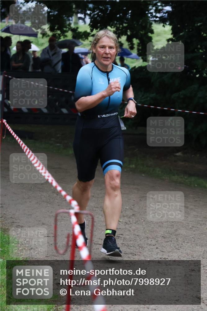 21.06.2025 - 27. Vierlanden-Triathlon Lena Gebhardt http://msf.ph/oto/7998927 15.06.2025 13:59:18 Laufen  meine-sportfotos.de