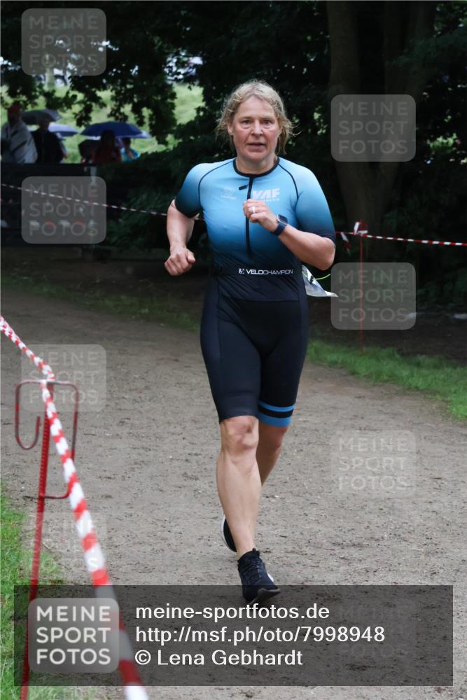 21.06.2025 - 27. Vierlanden-Triathlon Lena Gebhardt http://msf.ph/oto/7998948 15.06.2025 13:59:19 Laufen  meine-sportfotos.de