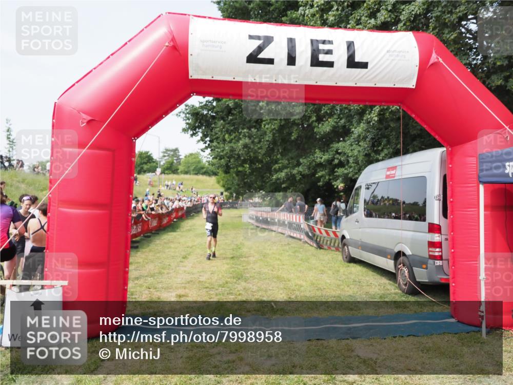 21.06.2025 - 27. Vierlanden-Triathlon MichiJ http://msf.ph/oto/7998958 15.06.2026 11:22:06 Ziel 315, 406, 410, 439 meine-sportfotos.de