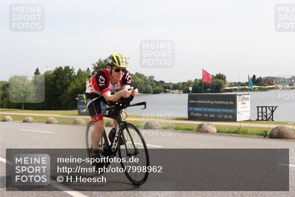 15.06.2025 - 27. Vierlanden-Triathlon H.Heesch http://msf.ph/oto/7998962 15.06.2025 10:00:37 Radfahren 106, 127, 137, 160 meine-sportfotos.de