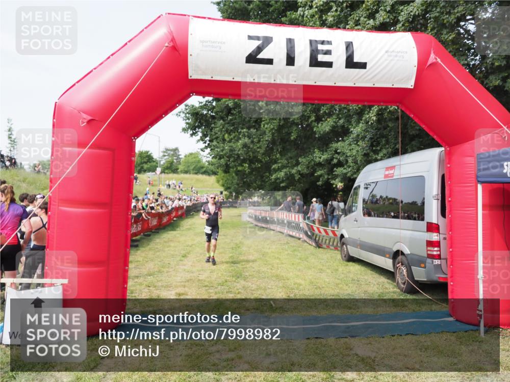 21.06.2025 - 27. Vierlanden-Triathlon MichiJ http://msf.ph/oto/7998982 15.06.2026 11:22:06 Ziel 315, 406, 410, 439 meine-sportfotos.de