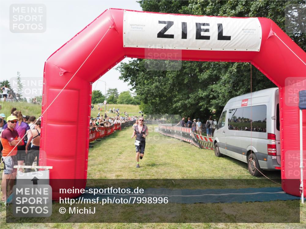 21.06.2025 - 27. Vierlanden-Triathlon MichiJ http://msf.ph/oto/7998996 15.06.2026 11:22:07 Ziel 410, 422, 439 meine-sportfotos.de