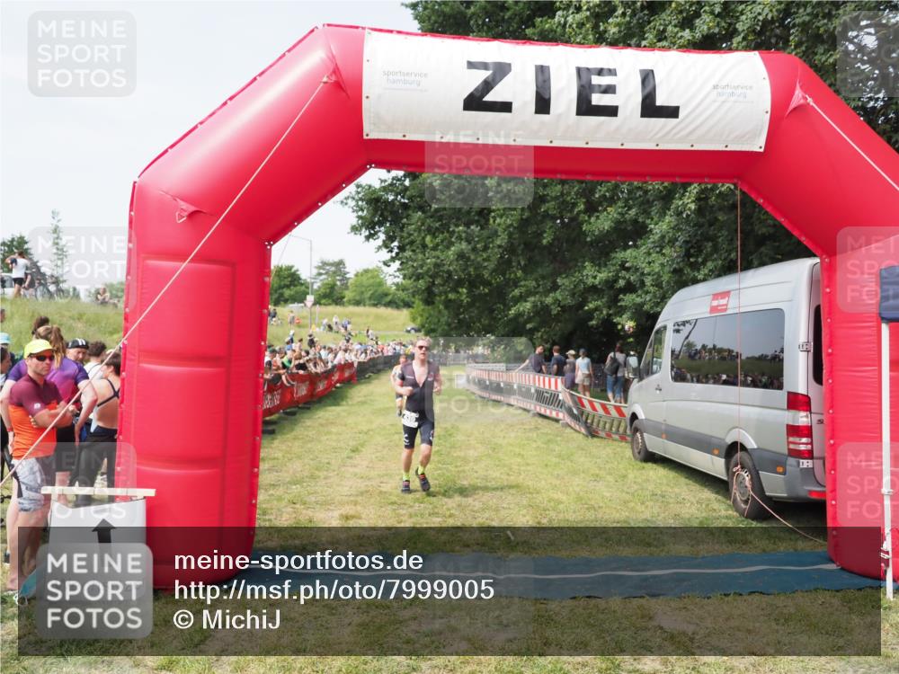 21.06.2025 - 27. Vierlanden-Triathlon MichiJ http://msf.ph/oto/7999005 15.06.2026 11:22:07 Ziel 410, 422, 439 meine-sportfotos.de
