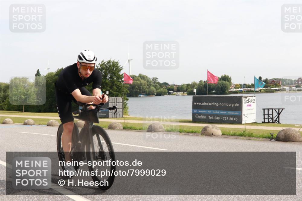 15.06.2025 - 27. Vierlanden-Triathlon H.Heesch http://msf.ph/oto/7999029 15.06.2025 10:10:42 Radfahren 25, 124, 432 meine-sportfotos.de