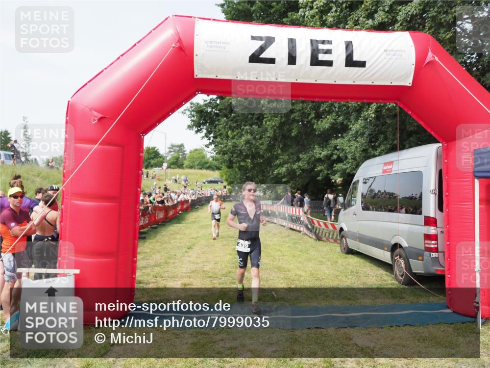 21.06.2025 - 27. Vierlanden-Triathlon MichiJ http://msf.ph/oto/7999035 15.06.2026 11:22:08 Ziel 410, 422, 439 meine-sportfotos.de